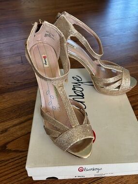 Arrow Gold Glitter T-Strap High Heel Sandals